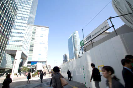 工事中の秋葉原駅と完成したクロスフィールド